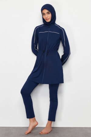 Costum de baie cu linii contrastante