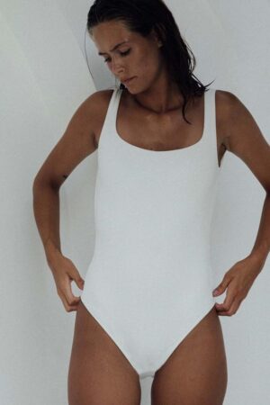 MUUV. costum de baie dintr-o bucată CLASSIC OPENBACK WAFFLE culoarea alb